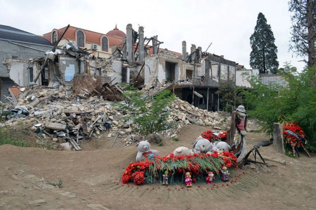 Военные атташе иностранных государств почтили память жертв террора в Гяндже - ФОТО/ВИДЕО